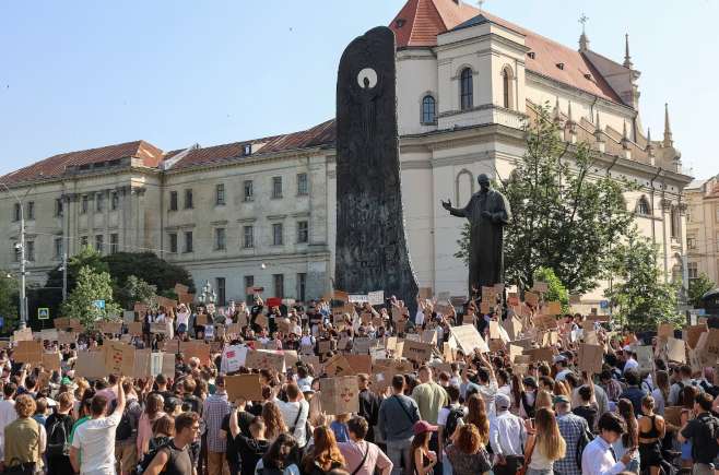 Ukraines Defense Minister Reshuffle Sparks Protests