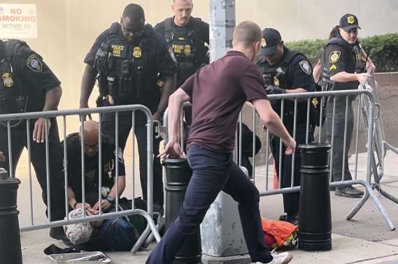 Armed Man Sets Fire to Government Building in New York, injuring civilians