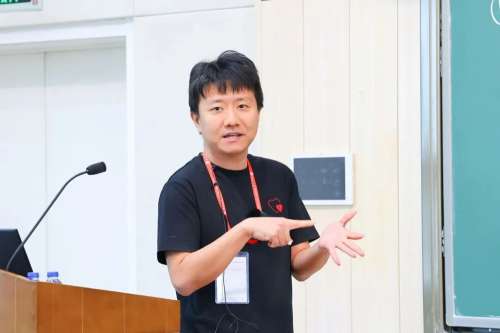 Chinese Mathematicians Win Fields Medal