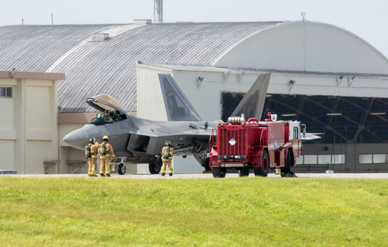 US F-22 Fighter Jet Makes Emergency Landing at Kadena Base