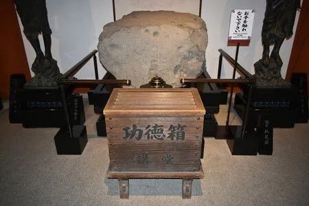 Taiwanese Artist Arrested for Spraying Oil on Buddha Foot Stone