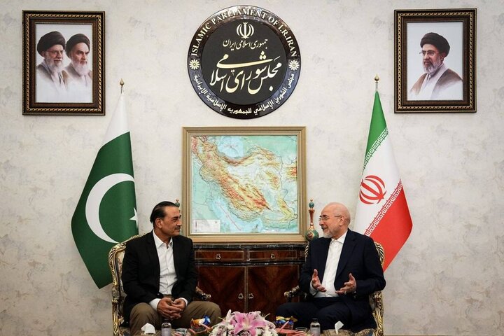 Pakistan Army Chief Meets Iranian Parliament President in Tehran