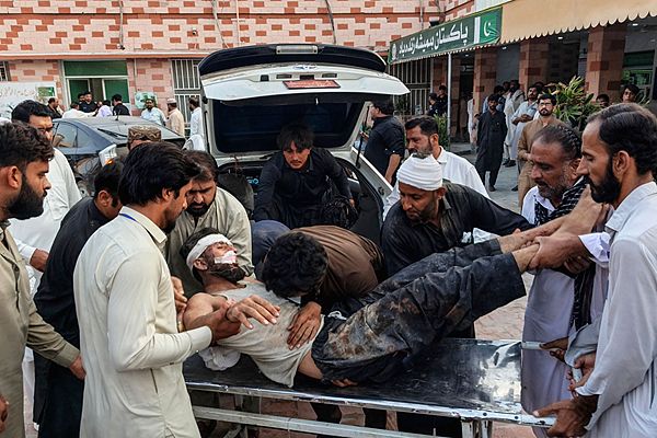 Pakistanian Police Post Attacked by Suicide Bombing
