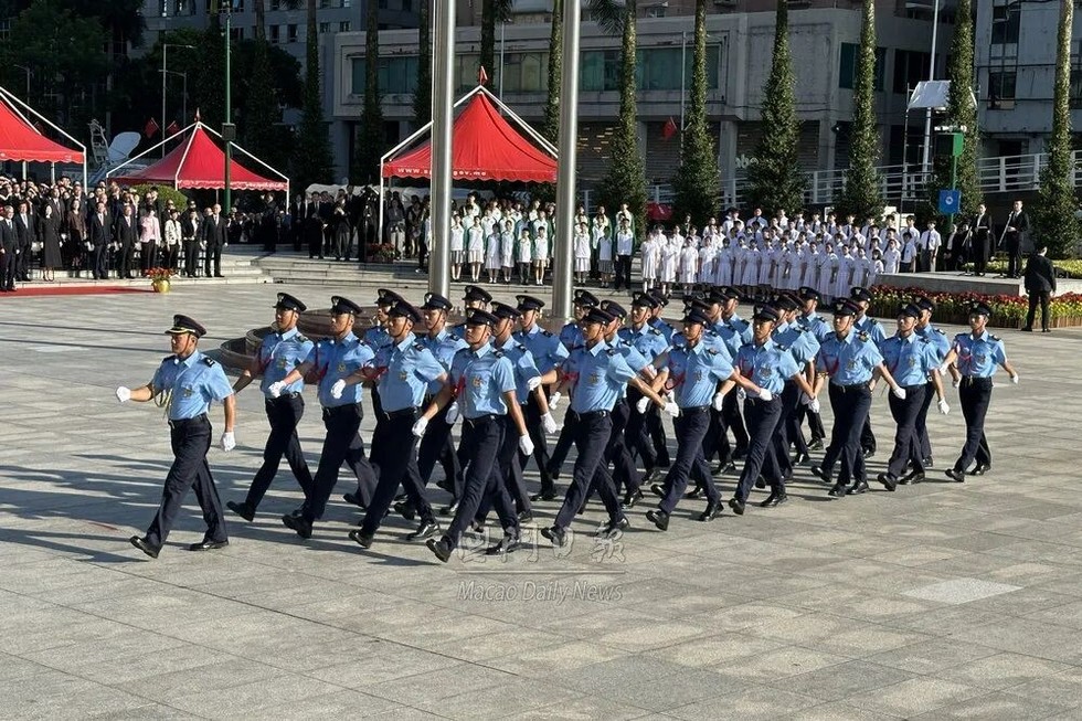Macao Security Forces Adopt Chinese-Style Military Drills for National Day Flag-Raising Ceremony