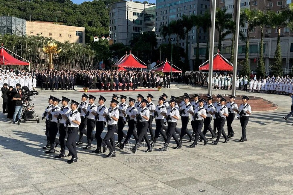 Macao Security Forces Adopt Chinese-Style Military Drills for National Day Flag-Raising Ceremony