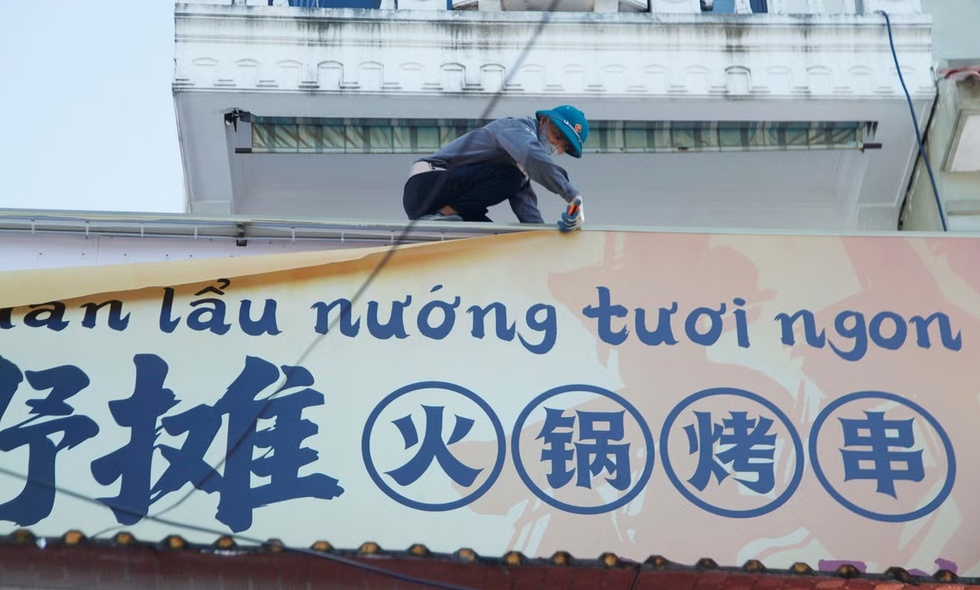 Vietnam Cracks Down on Foreign Language Signs Amid Rectification Effort