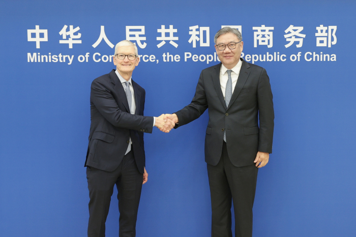 Wang Wentao Meets Tim Cook: Navigating Sino-US Economic Relations